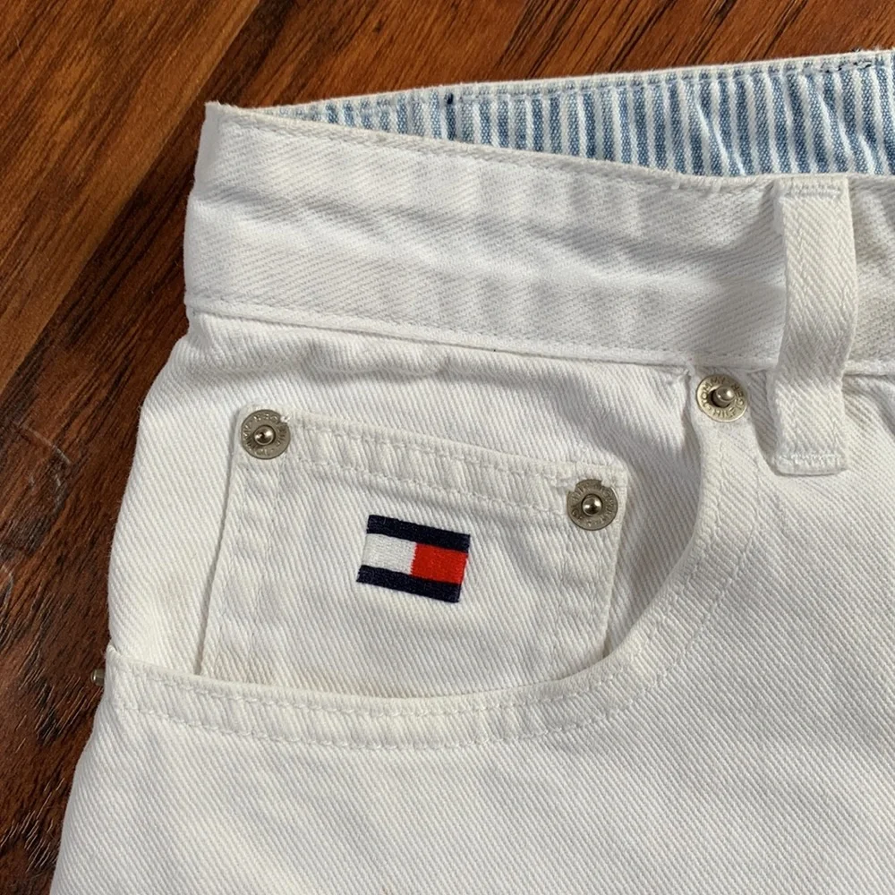 VTG TOMMY HILFIGER High Waist White Denim Shorts Classic Logo Flag Patch